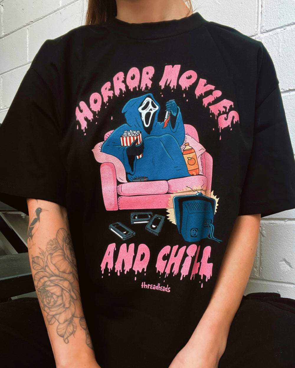 pod-horror-movies-and-chill-t-shirt-1.jpg Horror Movies and Chill T-Shirt - Görsel 1